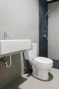 Luxurious and Comfy 2BR Paddington Heights Alam Sutera Apartment By Travelio