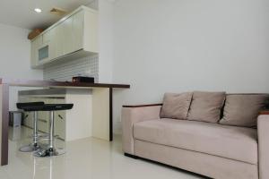 Luxurious and Comfy 2BR Paddington Heights Alam Sutera Apartment By Travelio