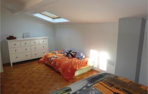 Maisons de vacances Beautiful Home In Caux With Wifi, Private Swimming Pool And Outdoor Swimming Pool : photos des chambres