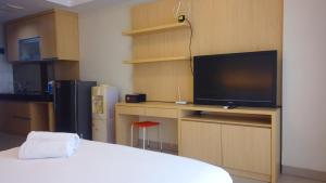 Strategic Studio Apartment at Beverly Dago with Mountain View By Travelio