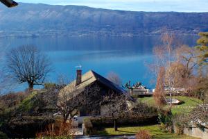 Maisons de vacances Chalet de charme avec Ponton prive et Acces direct au lac, 4ch 8 pers, Exclusivite LLA Selections by Location lac Annecy : photos des chambres