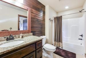 Holiday Home room in Chalets Resort Luxury Lakefront Villa Amazing View 2 Pools Free Amenities Dock
