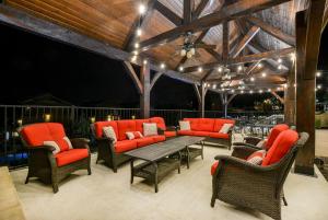 Luxury Lakefront Villa 2 mi to SDC HUGE POOL Kayaks Dock