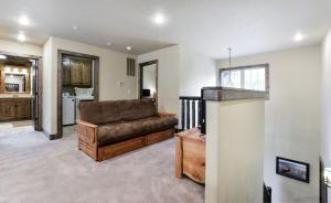 Luxury Lakefront Villa 2 mi to SDC HUGE POOL Kayaks Dock