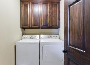 8 Bed Luxury Lakefront Villa Amazing View 2 Pools Free Resort Amenities Dock