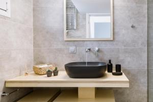 Minimal apartment on the shadow of the Acropolis