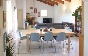 Maisons de vacances Beautiful home in Prades sur Vernazobre with 4 Bedrooms, WiFi and Outdoor swimming pool : photos des chambres