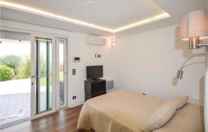 Maisons de vacances Gorgeous Home In Gattieres With Kitchen : photos des chambres