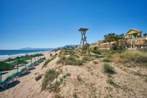 Apto situado a 20 metros de la playa con 3 piscinas, wifi 1000Mbs