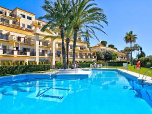 Apto situado a 20 metros de la playa con 3 piscinas, wifi 1000Mbs