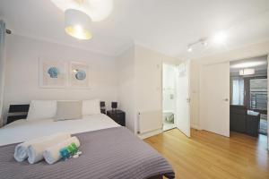 2 Bed Chic Apartment near Shoreditch & Liverpool St FREE WIFI & PARKING by City Stay Aparts London