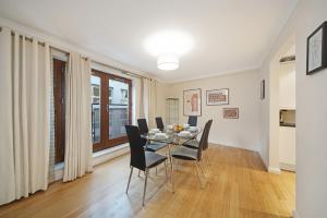 2 Bed Chic Apartment near Shoreditch & Liverpool St FREE WIFI & PARKING by City Stay Aparts London