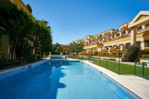 Apto situado a 20 metros de la playa con 3 piscinas, wifi 1000Mbs