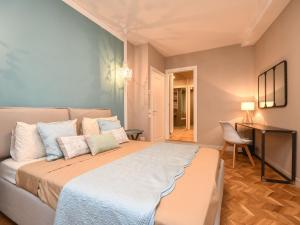 Luxury modern apartment by the lake