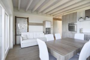 Apt in villa con sauna, piscina e campo da sport