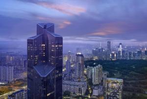 Park Hyatt Shenzhen, an urban oasis in the heart of Futian CBD, adjacent to the Convention and Exhibition Center, Futian Port and Futian Railway Station, provides an artistic retreat, a home away from