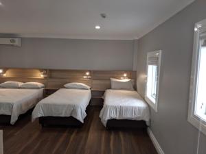 Family Room with Private Bathroom room in Carnarvon Lodge Kirribilli Sydney