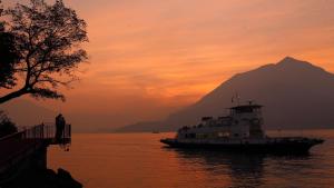 CASA IN RIVA AL LAGO