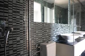 The Burton Luxury 1BR in Plaka, Athens