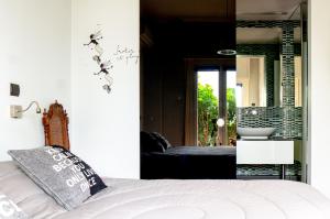 The Burton Luxury 1BR in Plaka, Athens