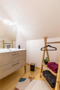 Maisons de vacances Suite SPAtio - Jacuzzi Prive - 20min Disneyland PARIS : photos des chambres