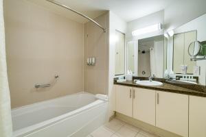 City View Balcony steps from Restaurants, Peacock Park & Marina