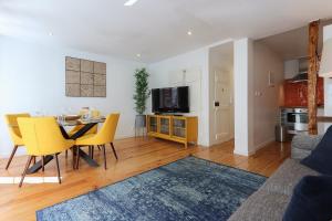 Charming and Stylish Downtown Apt in XIX century building