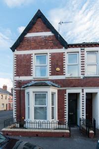 Elegant 2 Bedroom Apartment Near Stadium & Centre!