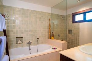 4 BR Villa Baan Banburee, seconds from beach