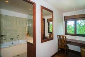 4 BR Villa Baan Banburee, seconds from beach