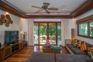 4 BR Villa Baan Banburee, seconds from beach