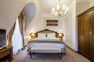 Residence City Garden - Certificate of Excellence Top 10 BEST Five-Stars City Hotels for 2024 awarded by HTIF