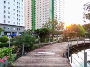 Simply Studio Apartment at Green Pramuka City By Travelio