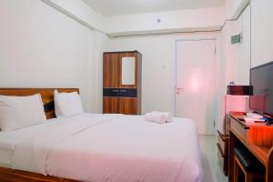 Simply Studio Apartment at Green Pramuka City By Travelio