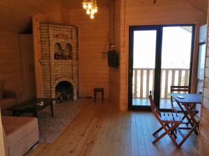 деревянный котеж The 1 с выдом на город