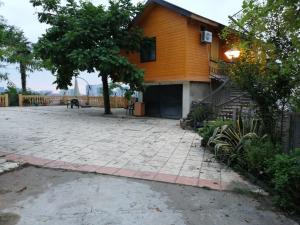 деревянный котеж The 1 с выдом на город