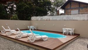 CASA AMBAR COM PISCINA A 400 METROS DA PRAIA DE Mariscal BOMBINHAS N 705