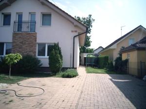 Walnut apartment with sauna and pond