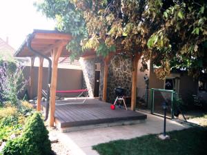 Walnut apartment with sauna and pond