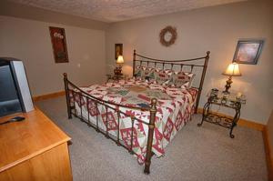 Chalet room in Bear Britches Lodge