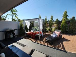 4 BDR Gardens EscapeCity Townhouse with Secure Parking and Spa