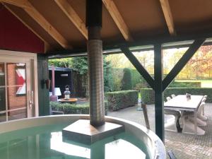 De Lindenburg met privé hottub, sunshower, sauna, grote tuin met weidezicht en vrije ligging, 6-persoons