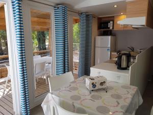 Complexes hoteliers Camping La Pinede : photos des chambres