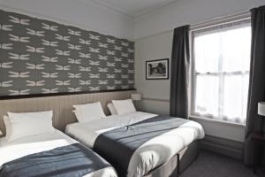 Standard Family Room room in Oaklands by Greene King Inns