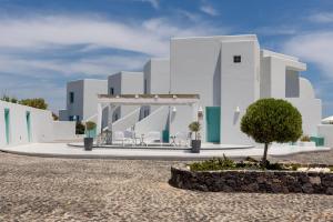 Neptune Luxury Suites Santorini Greece