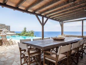 Waterfront villa with a swimming pool and fantastic sea view in the area of Melissaki Kea Greece