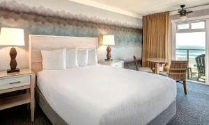 Traditional Queen Patio - No Pets Allowed room in Hallmark Resort - Newport