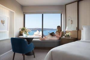 Deluxe King Room with Harbour View room in Four Seasons Hotel Sydney