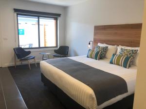 Bright Colonial Motel