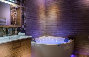 Hotels Hostellerie la Ferme du Poulet et son restaurant : Chambre Double avec Baignoire Spa - Non remboursable